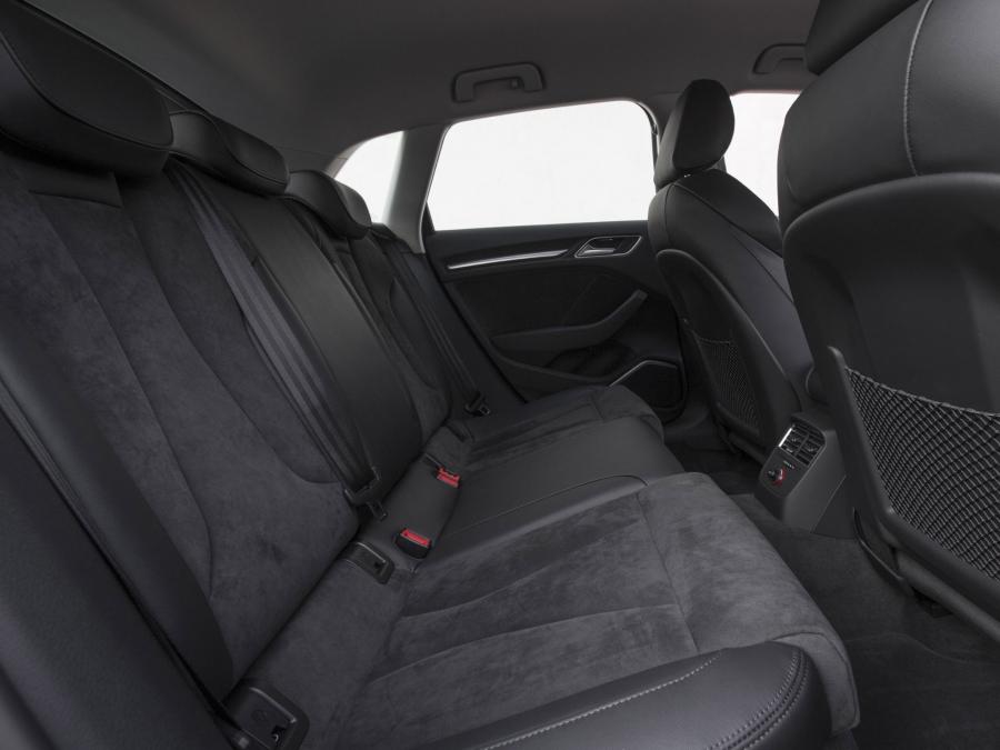Интерьер Audi A3 Sportback e-Tron (8V) 2014 года  (фото 23 из 95)